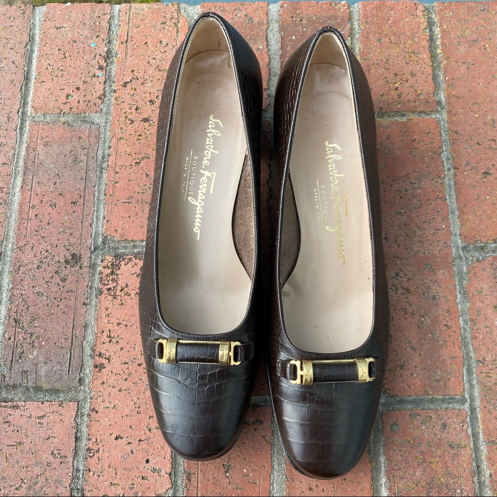 Ferragamo dark brown embossed leather pumps with hardware detail size 8.5 - Picture 2 of 6